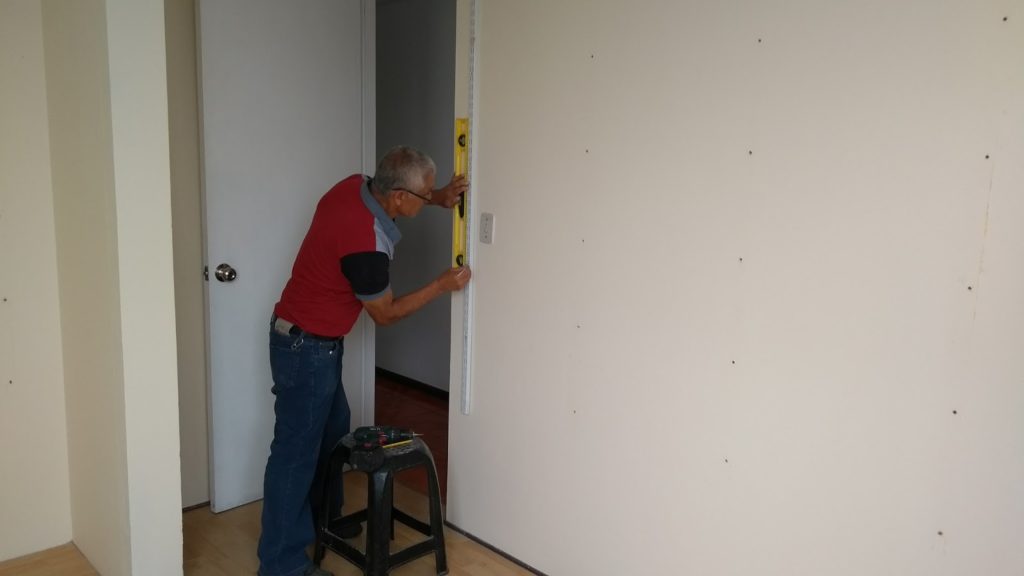 como instalar un estante de rieles