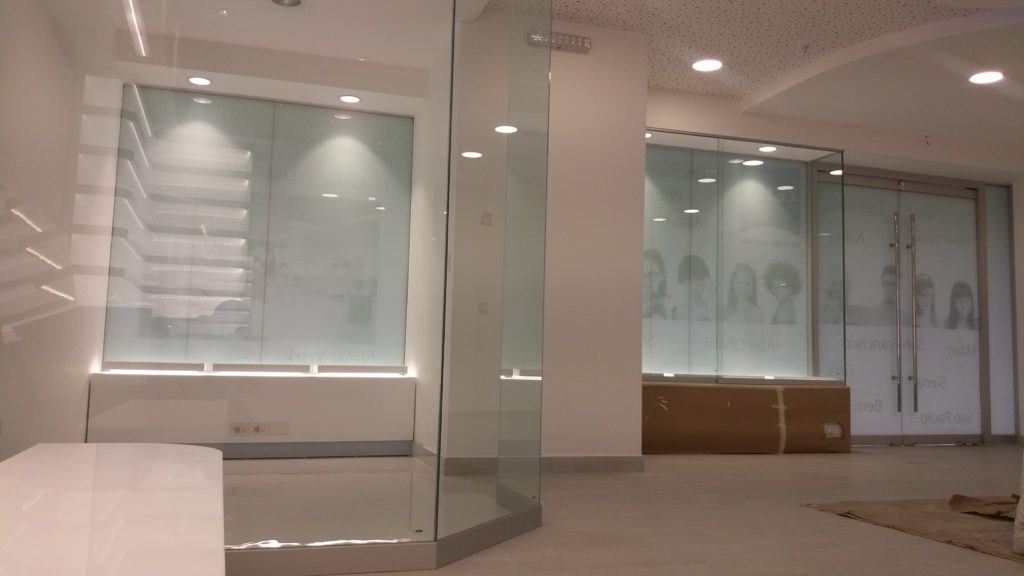 oficina con vidrio templado 