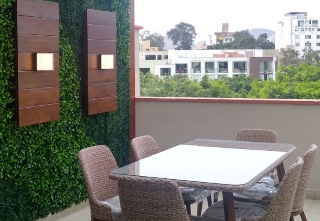 Comedor con jardín vertical artificial en San Borja 
