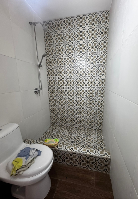 Enchape de ducha en baño de casa