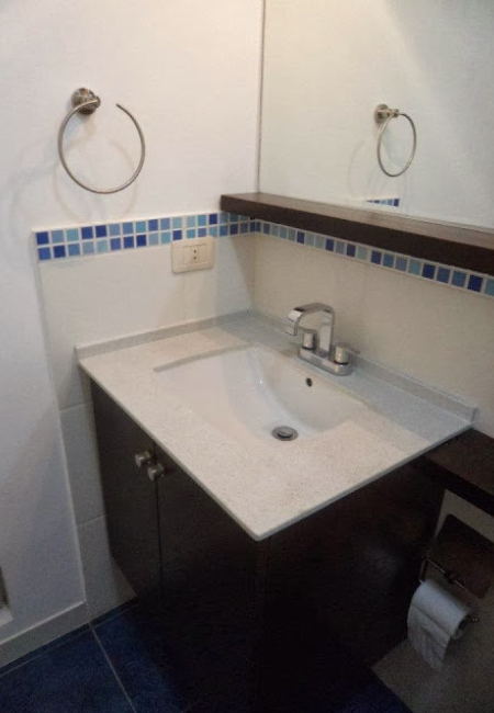 Lavadero de cuarzo blanco en baño de departamento