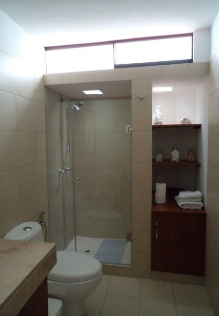 Baño remodelado en dormitorio