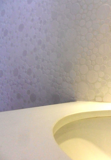 Detalle de pepelmas circulares en baño