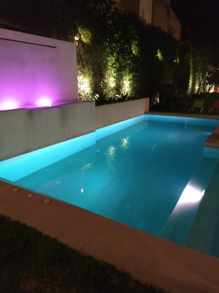 Iluminación de piscina con luces led