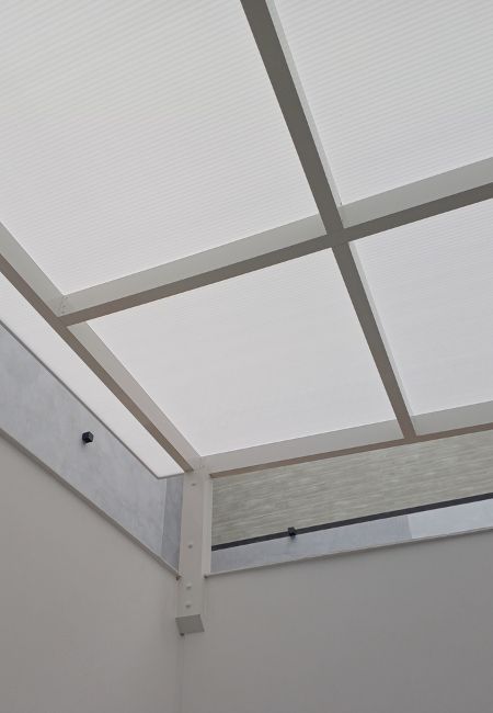 Detalle de columna de techo de aluminio blanco 