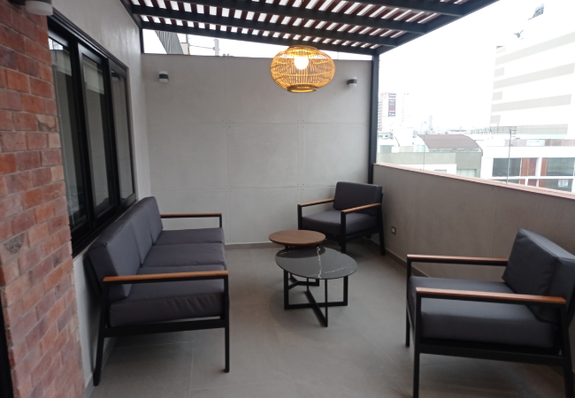 Sala de estar de terraza moderna en Miraflores 