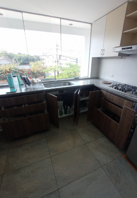 Cambio de tablero y muebles bajos en cocina en Miraflores 