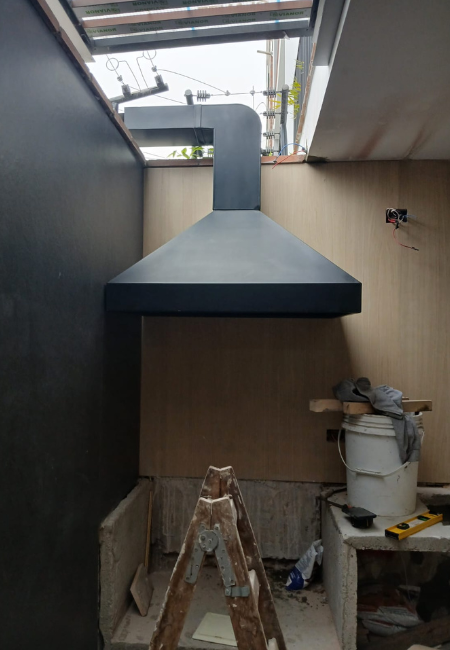 Campana con ducto curvo en surco