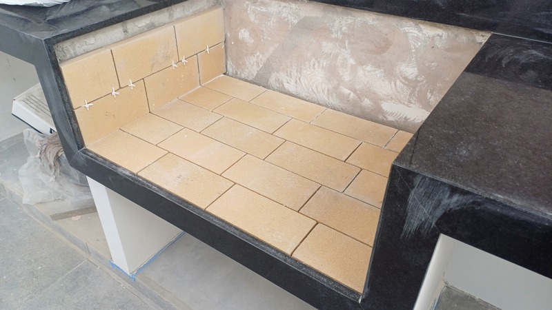 Instalación de ladrillo refractario en parrilla 