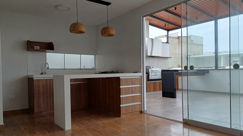 Cocina con tablero blanco 