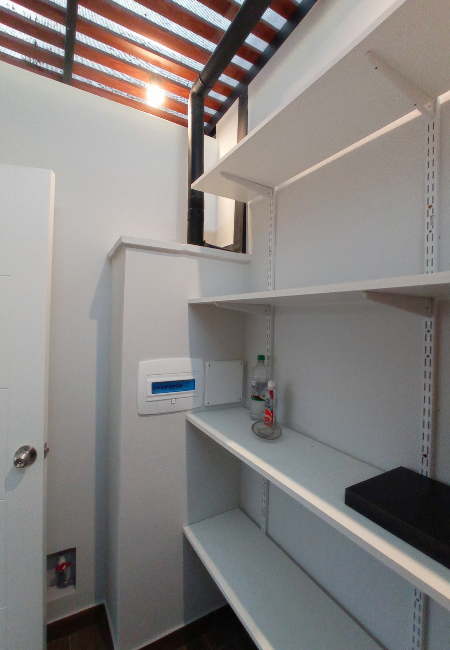 Repisas con pilares ranurados en el rimac