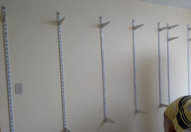 Pilares ranurados atornillados en pared