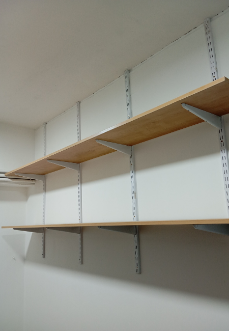 Estantes en oficina de gimnasio 