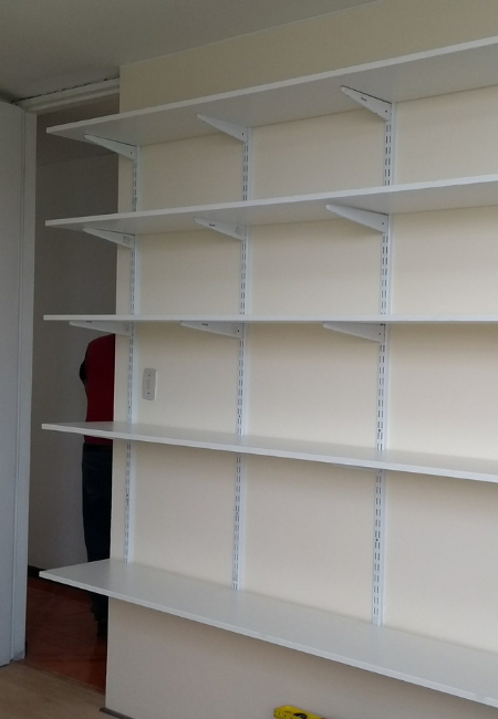 Estantes con perfiles ranurados en Surco