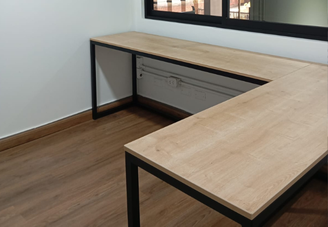 Escritorio de estructura metálica con tablero de melanina