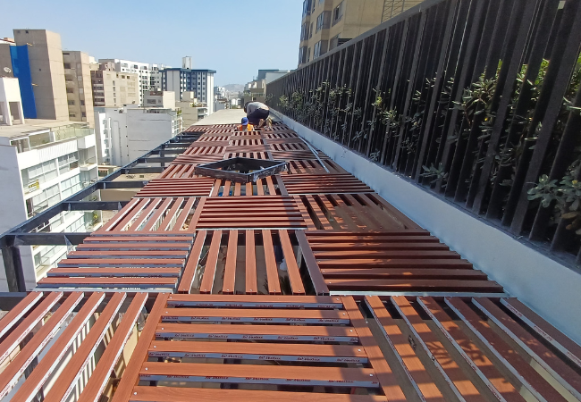 Sol y sombra modelo damero de aluminio tacto madera