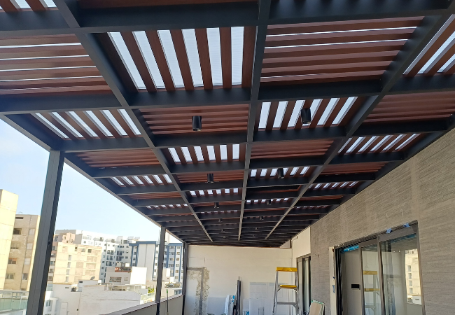 Sol y sombra tipo damero en terraza en Miraflores