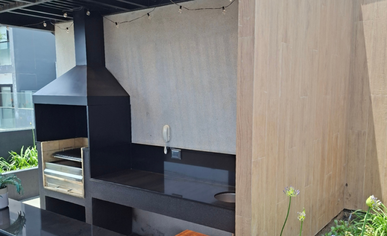 campana piramidal con muros laterales para parrillas